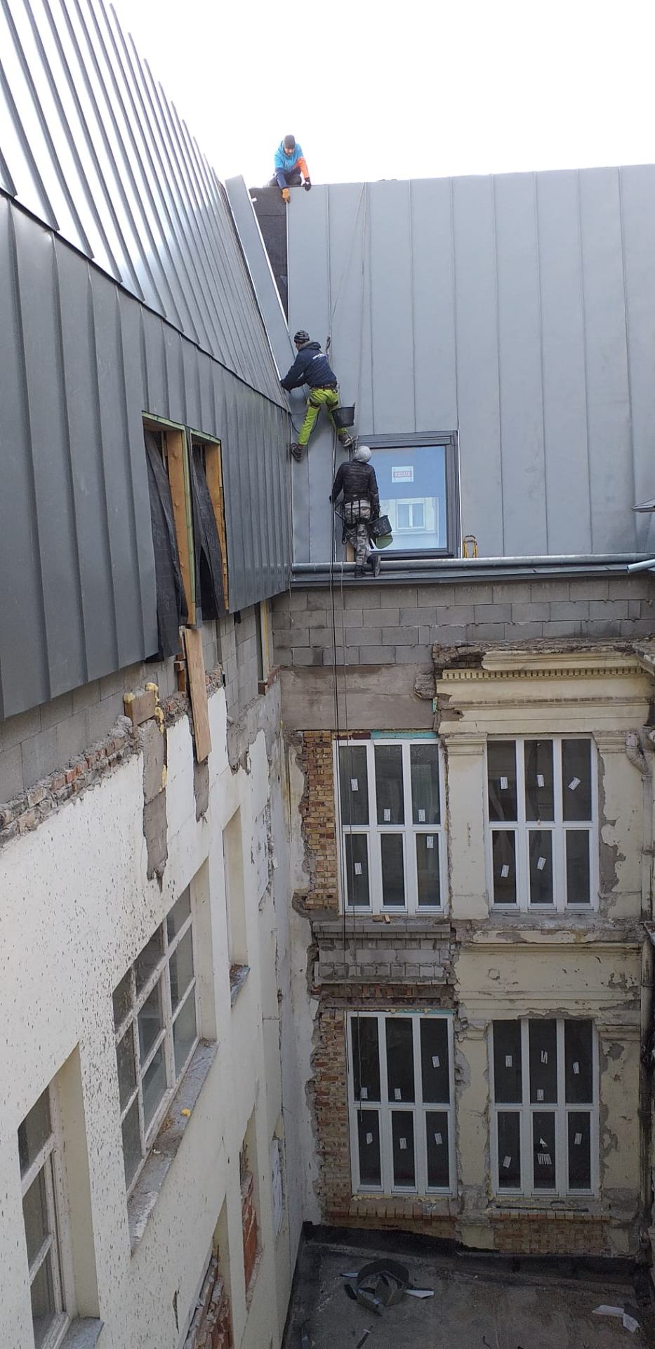 Echipă montatori acoperiș tablă cu falț pe clădire istorică